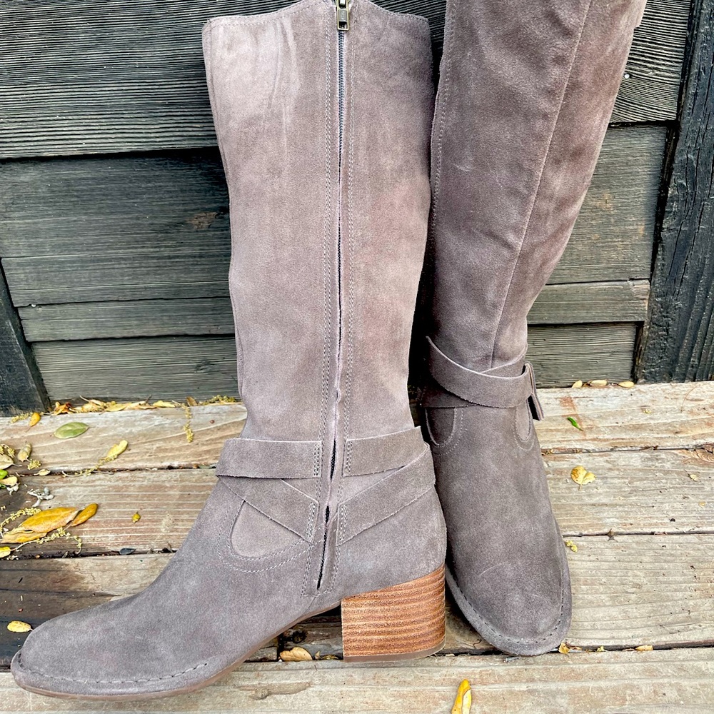 Knee-High Suede Ugg Boots | Size 9